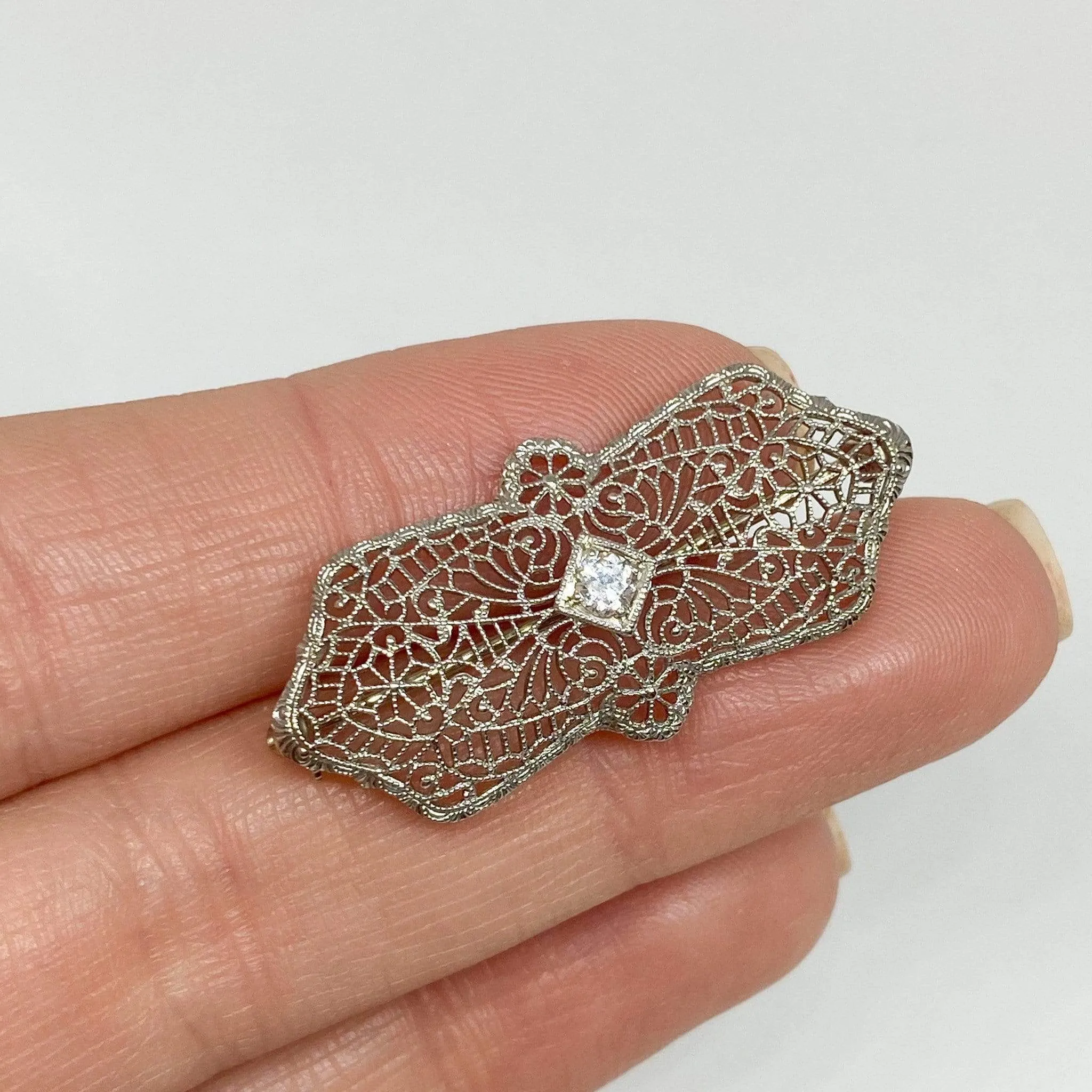 14KW .10ctw Filigree Diamond Pin Brooch