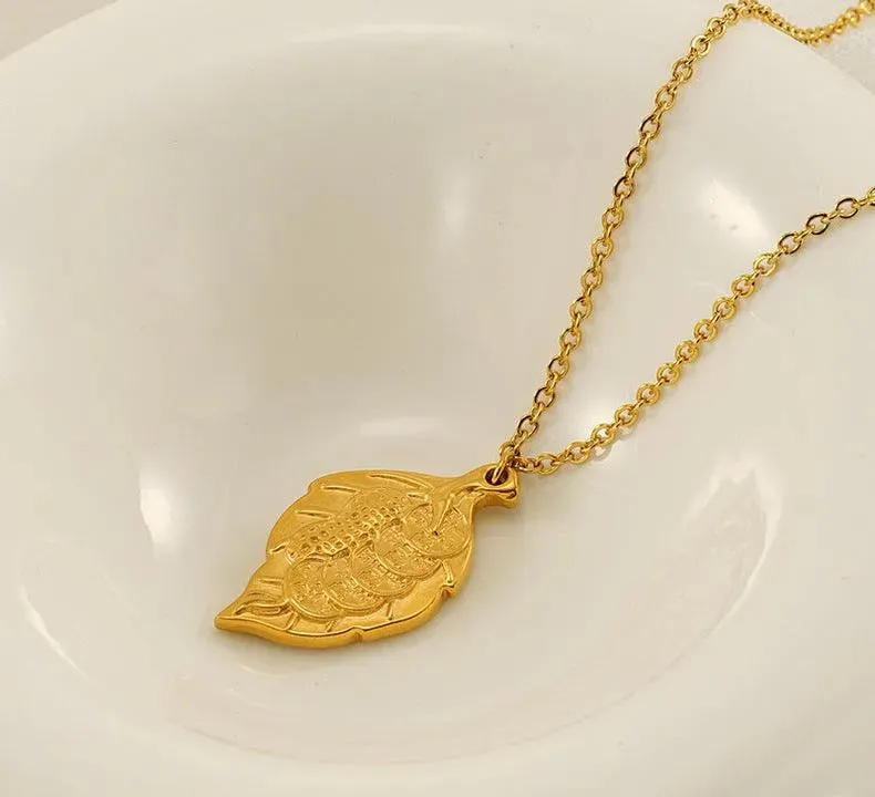 18K Gold Plated Leaf Pendant Necklace – Elegant Chain for Everyday Style