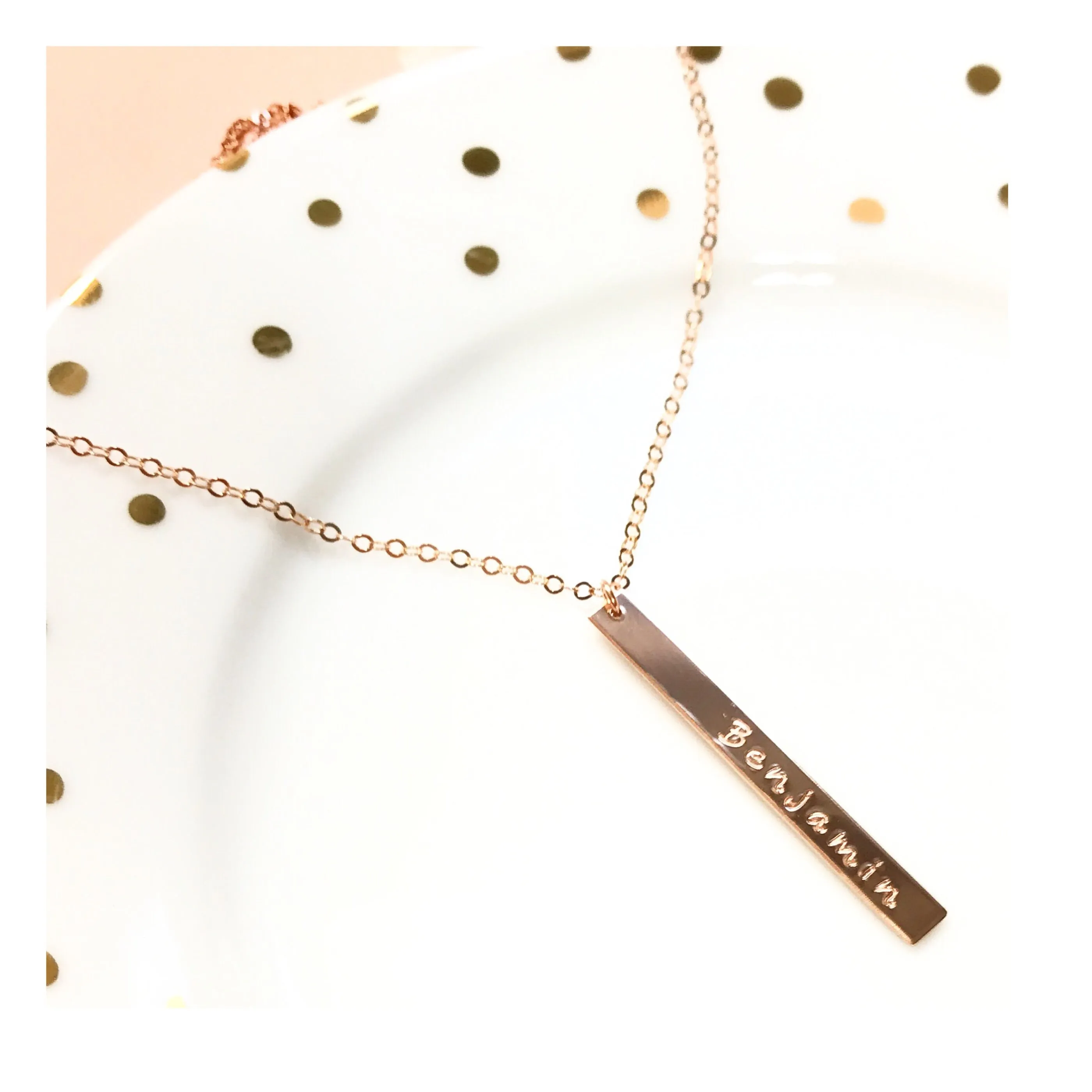 GRACEFUL VERTICAL BAR NECKLACE